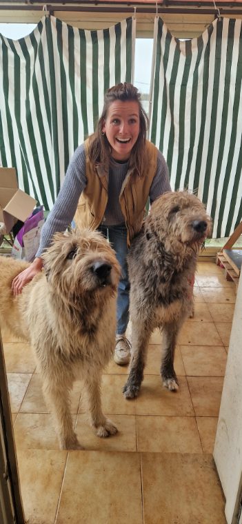 Agathe avec deux chiens